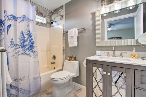 Koupelna v ubytování Cozy Montana Condo with Walk to Big Sky Resort!