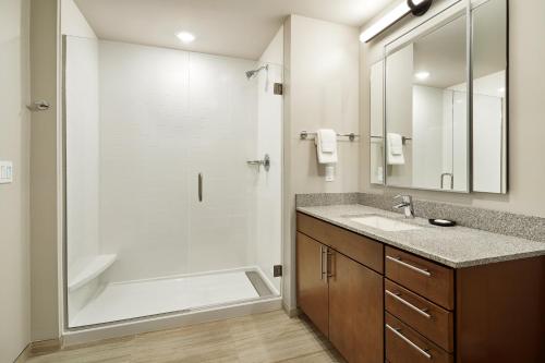 bagno con doccia, lavandino e specchio di WorldMark Moab a Moab