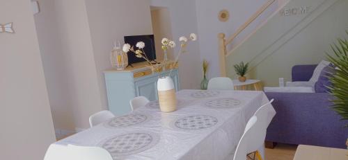 ein Wohnzimmer mit einem Tisch und Stühlen in der Unterkunft L'Escale Bretonne 6 personnes, proche mer et centre ville, jardin privé et clos in Le Guilvinec