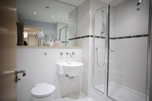 een badkamer met een toilet, een wastafel en een douche bij ChicStay Moura in Birmingham