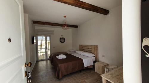 ein Schlafzimmer mit einem Bett und einer Uhr an der Wand in der Unterkunft La Resilienza in Ginosa Marina