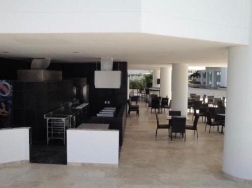 une chambre avec des tables et des chaises dans un bâtiment dans l'établissement Apartamento en Cartagena Alqiiler Seaway 935 - Apto 501 Fotos Instagram apartamentocartagena501, à Carthagène des Indes
