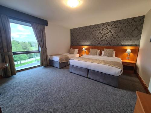 Postel nebo postele na pokoji v ubytování Leitrim Marina Hotel
