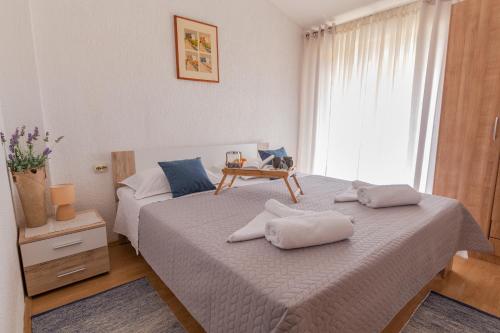 um quarto com 2 camas e toalhas em Apartman Mia em Senj