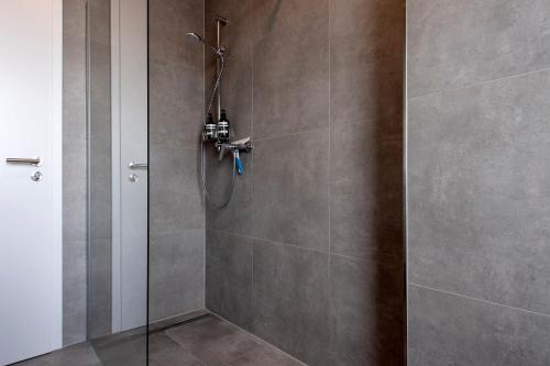 uma casa de banho com um chuveiro e uma porta de vidro em ☆ Stylisches Apartment in Gronau ☆ Direkt am St. Antonius-Hospital ☆ zentral gelegen em Gronau