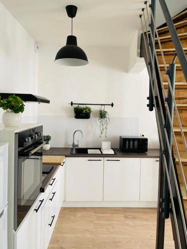 Nhà bếp/bếp nhỏ tại BE MY APPARTS, Appartement de charme "AU BEFFROI", DOUAI, Coeur de ville