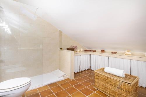a bathroom with a toilet and a bath tub at Chalet adosado en Pasito BM13 in Pasito Blanco