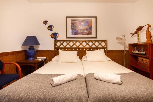 a bedroom with a bed with two pillows at Chalet adosado en Pasito BM13 in Pasito Blanco