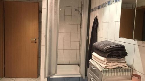 baño con ducha y un montón de toallas en Ferienwohnung Le, en Adenau