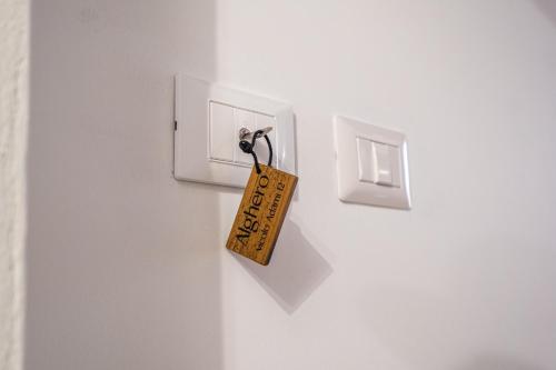 a tag hanging from a light switch with aabinet at Avenida 12 in Alghero