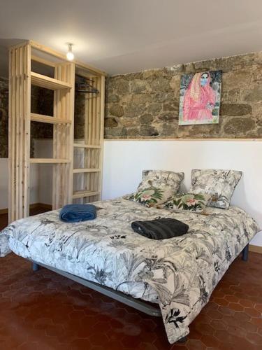 sypialnia z łóżkiem w pokoju w obiekcie Chez LULU appartement de caractère w mieście Cozzano