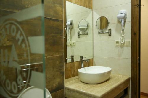 y baño con lavabo blanco y espejo. en Отель AuRoom Ванадзор, en Vanadzor