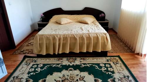 Un pat sau paturi într-o cameră la Pensiunea Anca