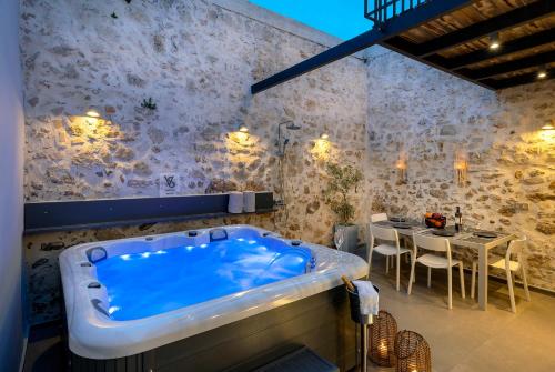 Foto VaSan Suite - Luxury Old Town House with Private Jacuzzi 1