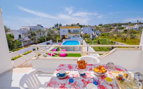 een tafel op het balkon van een huis bij Holidays Dream Laura - Leuca in Leuca