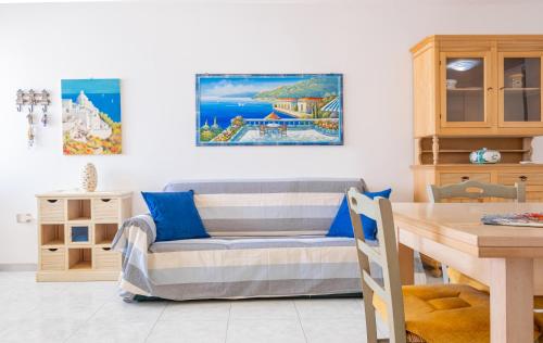 een woonkamer met een bank en een tafel bij Holidays Dream Laura - Leuca in Leuca