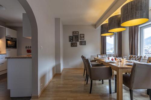 a dining room with a table and chairs at Haus Almkreek in Kaprun