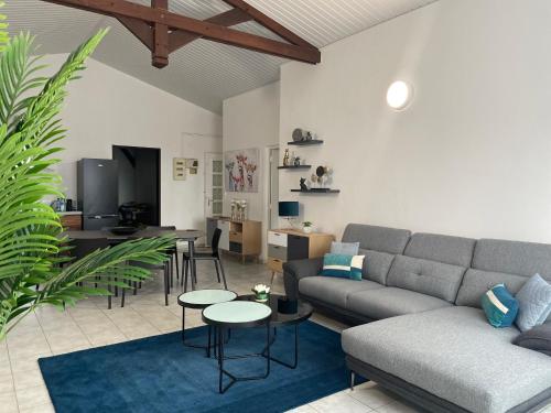 - un salon avec un canapé et une table dans l'établissement SPACIEUX T5, à Kourou