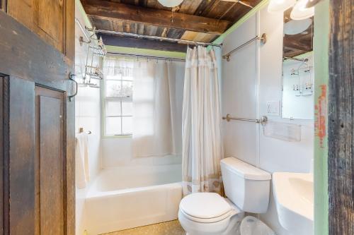 Kylpyhuone majoituspaikassa Wild Oak Oasis