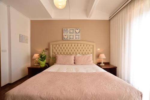 Un dormitorio con una cama grande y una ventana en Hotel Bergamo Mare Mhotelsgroup, en San Bartolomeo al Mare