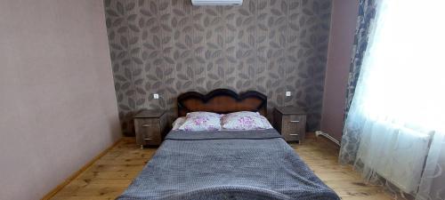 Кровать или кровати в номере Tsminda Giorgi Apartment