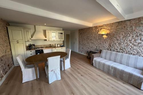 une cuisine et un salon avec une table et un canapé dans l'établissement C054-Bel Appartement Lumineux au Coeur du Suquet, à Cannes