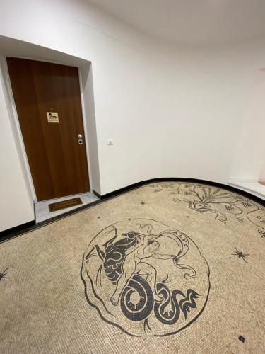 un pasillo con una pintura en el suelo de una habitación en Cavour Home, en Roma
