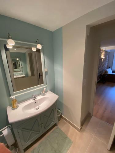 une salle de bain avec un lavabo et un miroir dans l'établissement C054-Bel Appartement Lumineux au Coeur du Suquet, à Cannes