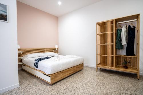 Via Venezia 32 Room في بتراليا سوتانا: غرفة نوم بسرير وخزانة ملابس