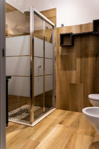 a bathroom with a shower and a toilet at Adrian's B&B in Turi