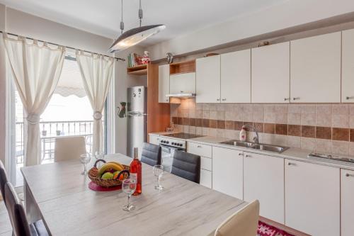Virtuvė arba virtuvėlė apgyvendinimo įstaigoje Corfu Don Camillo Apartment