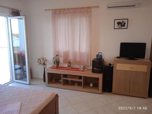 a living room with a television and a table at Apartment Ana in Stomorska