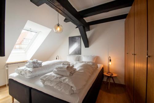 ein Schlafzimmer mit 2 Betten und Handtüchern darauf in der Unterkunft Stylish two floor Deluxe Apartment - 2 bedroom in Sønderborg