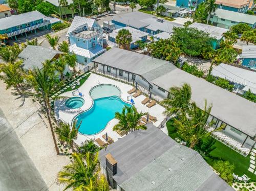 an overhead view of a swimming pool at a resort at Pelican Post at Anna Maria Island Inn in Bradenton Beach