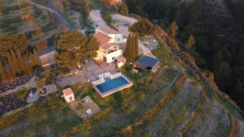 - une vue aérienne sur une maison avec une piscine dans l'établissement Casa Pura Vida, à Relleu