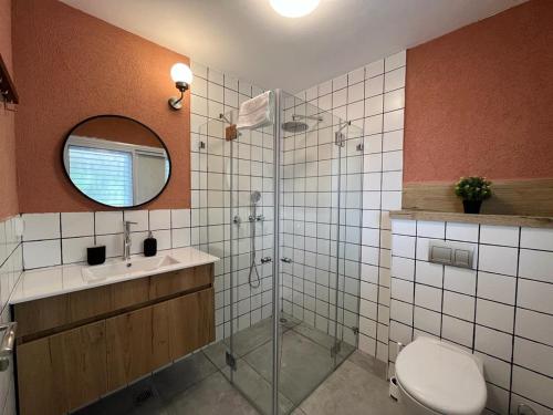 W łazience znajduje się prysznic, toaleta i umywalka. w obiekcie Lovely New Central Apartment w mieście Beer Szewa
