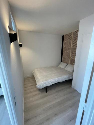 une petite chambre avec un lit dans une pièce dans l'établissement Superbe appartement vue sur mer, à Valras-Plage