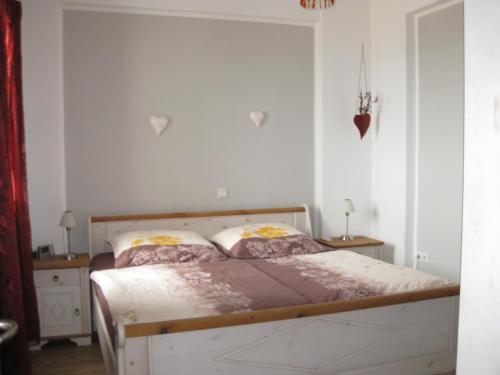 a bedroom with a bed with hearts on the wall at ASTRA-Ferienhaus mit großer Dachterrasse und Top-Ausstattung in NAS in Armenistis