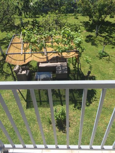 einen Blick vom Balkon auf einen Hof mit einem Tisch in der Unterkunft Stan na dan Bijeljina Tijana in Bijeljina