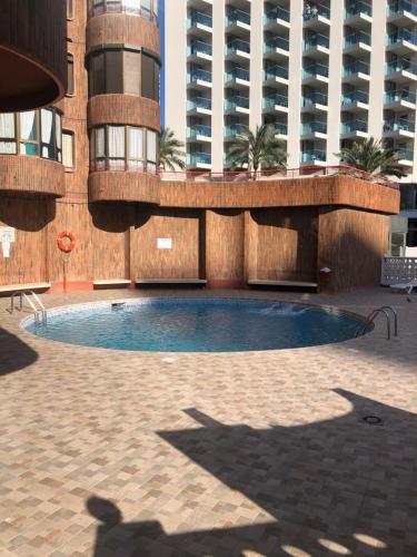 une grande piscine devant un bâtiment dans l'établissement Milan Soria Luxury Coblanca XII, à Benidorm