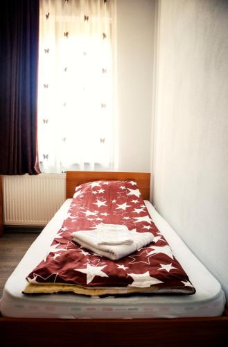 Ένα ή περισσότερα κρεβάτια σε δωμάτιο στο Elekes Apartmans