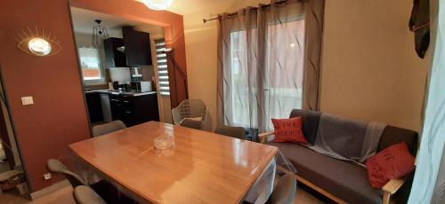 un salon avec une table et un canapé dans l'établissement GRAINES AU VENT, à Berck-sur-Mer