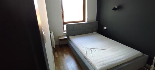 uma pequena cama num quarto com uma janela em Apartament rodzinny w obiekcie Nautikka Park em Krynica Morska