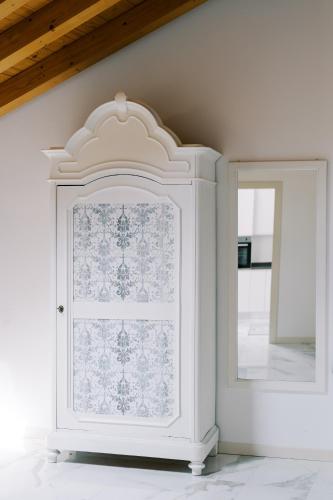 a white door in a room with a mirror at CASA KING 2 in Como