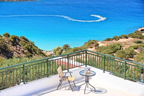 d'un balcon avec une table et des chaises donnant sur l'océan. dans l'établissement Istron Homes, à Istron