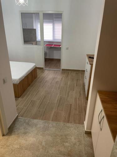 um quarto vazio com uma cama e uma cozinha em Militari Comfort Studio em Roşu