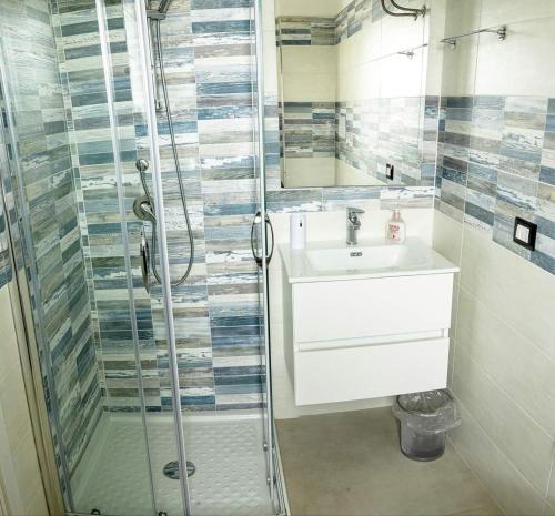 een badkamer met een wastafel en een douche bij A Tre Piani Sul Mare in Campomarino