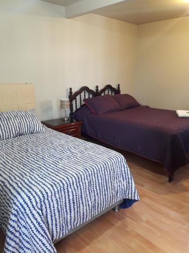 2 camas en una habitación con 2 camas sidx sidx sidx en Hospedaje Kelita, en Moquegua