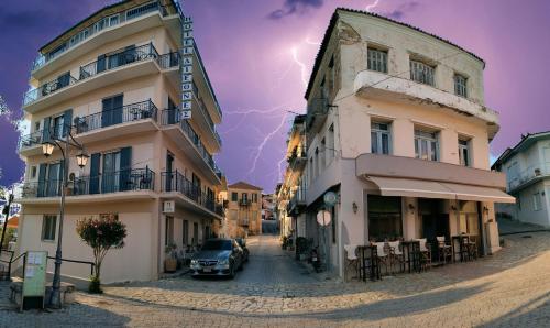 un edificio con un coche aparcado delante en Hotel Διεθνές, en Zacharo
