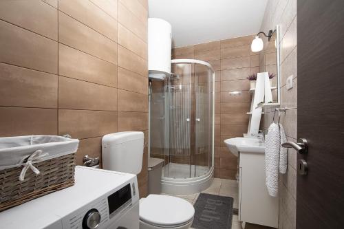 y baño con aseo, ducha y lavamanos. en Sweet City Center with balcony & private Parking en Pula